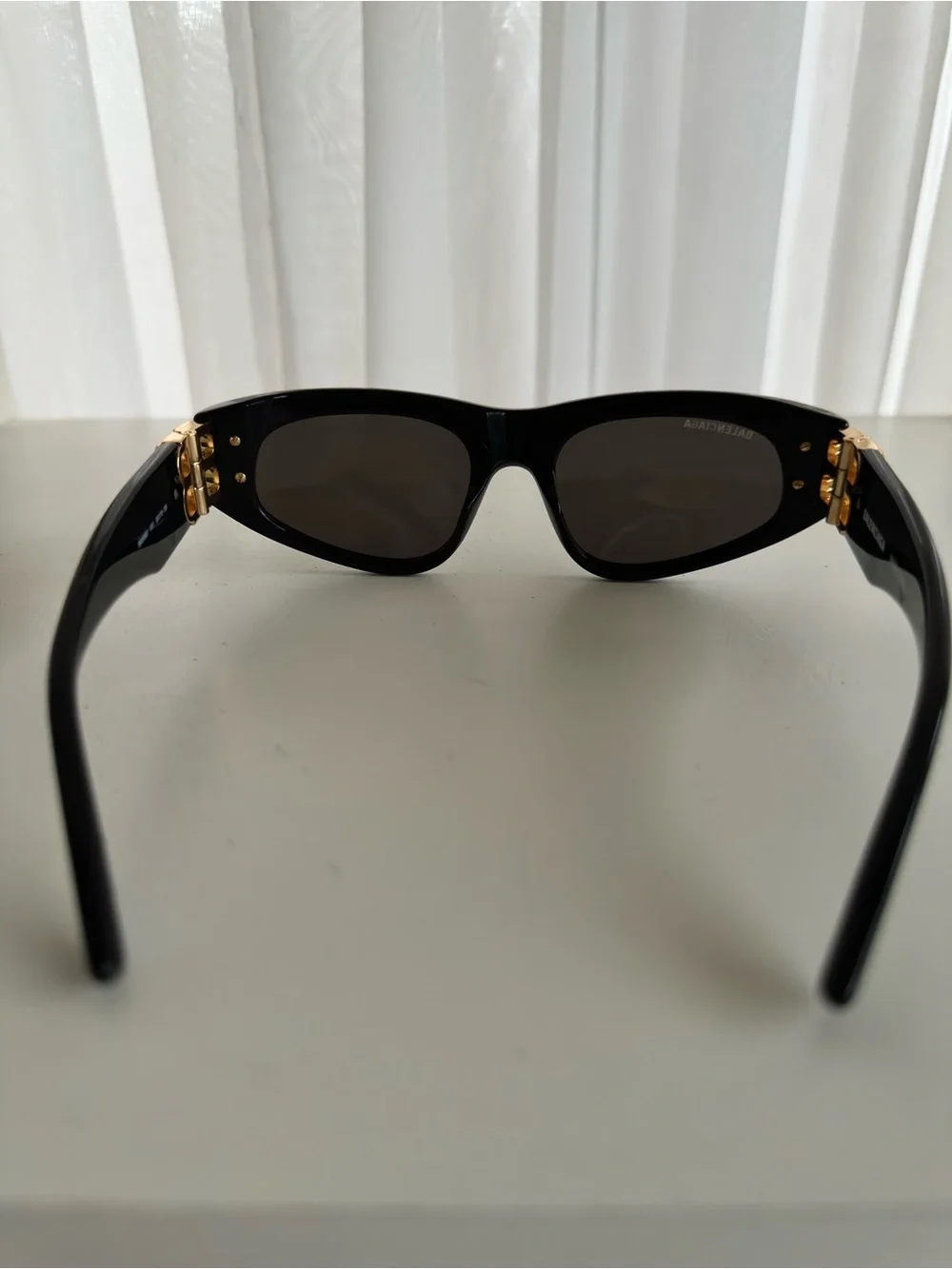 😎Balenciaga Women’s  Black Oval Cat Eye sunglasses with pebble leather case.